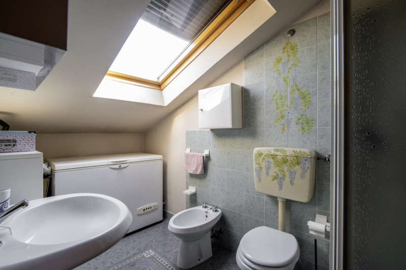 Scopri questo splendido appartamento di oltre 200 mq situato nell'incantevole zona di Guizza a Pa...