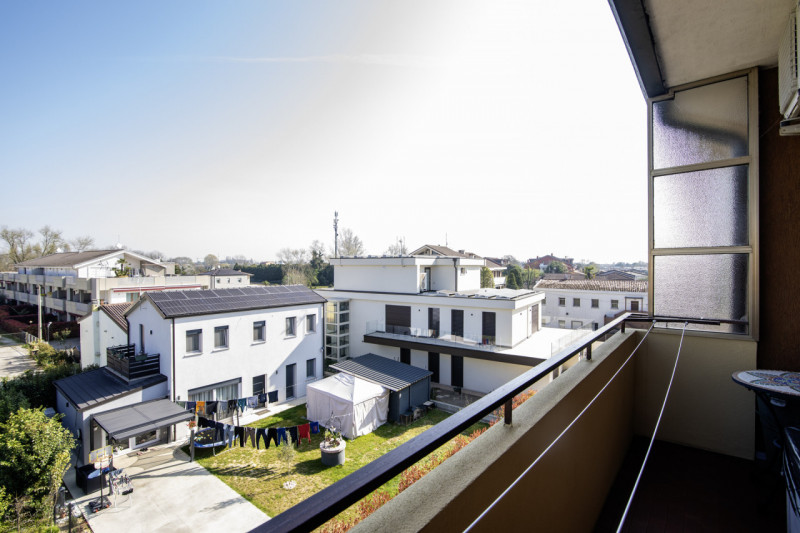 Scopri questo splendido appartamento di oltre 200 mq situato nell'incantevole zona di Guizza a Pa...