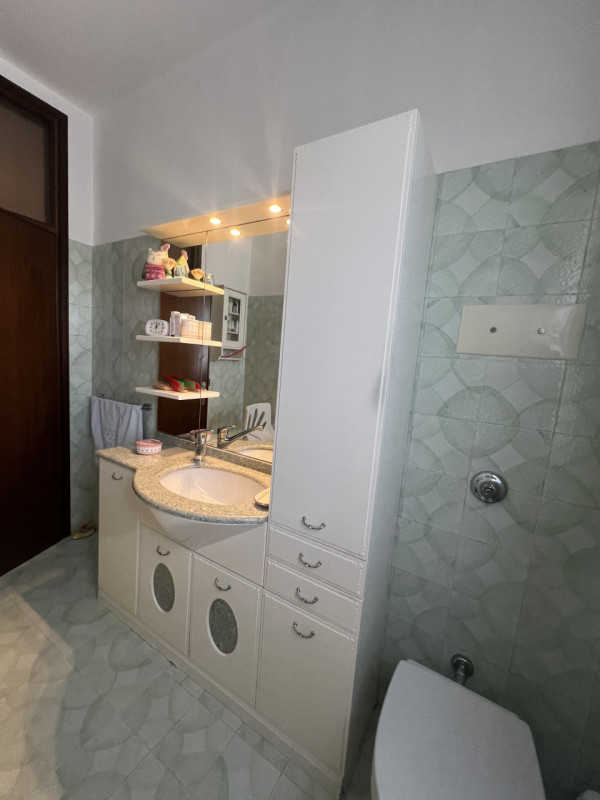 Scopri questo splendido appartamento di oltre 180 mq situato nell'incantevole zona di Guizza a Pa...