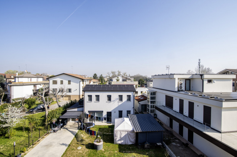 Scopri questo splendido appartamento di oltre 200 mq situato nell'incantevole zona di Guizza a Pa...