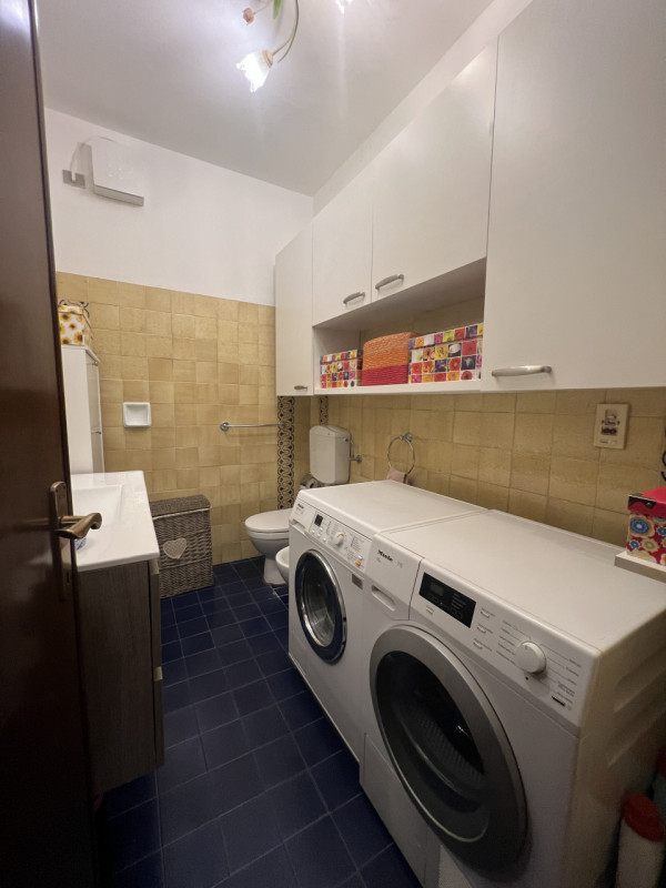 Scopri questo splendido appartamento di oltre 180 mq situato nell'incantevole zona di Guizza a Pa...