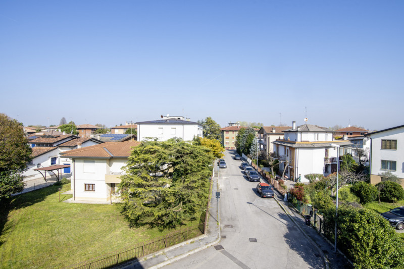 Scopri questo splendido appartamento di oltre 200 mq situato nell'incantevole zona di Guizza a Pa...