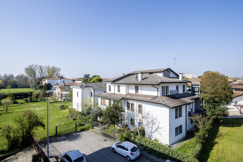 Scopri questo splendido appartamento di oltre 200 mq situato nell'incantevole zona di Guizza a Pa...