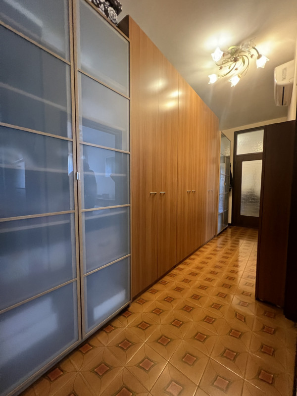 Scopri questo splendido appartamento di oltre 180 mq situato nell'incantevole zona di Guizza a Pa...