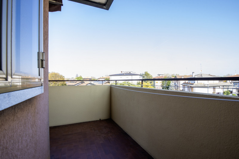 Scopri questo splendido appartamento di oltre 200 mq situato nell'incantevole zona di Guizza a Pa...