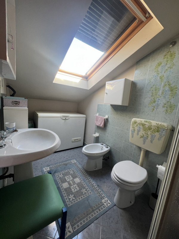 Scopri questo splendido appartamento di oltre 180 mq situato nell'incantevole zona di Guizza a Pa...