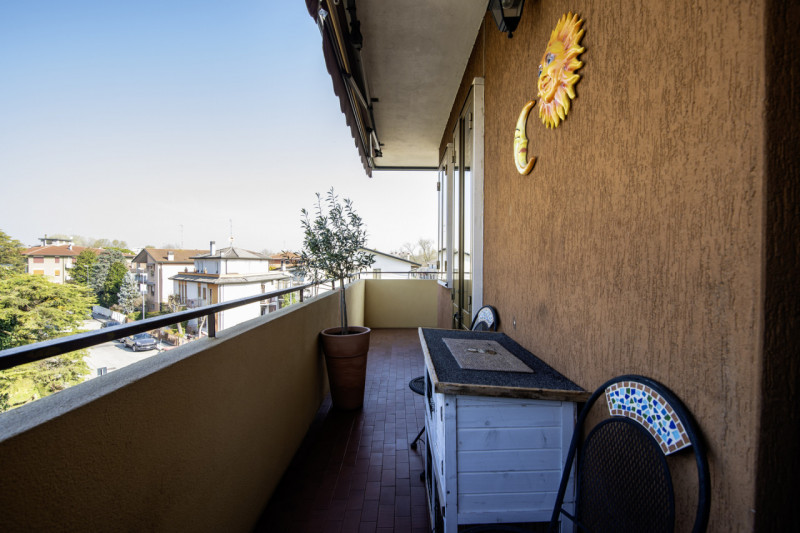 Scopri questo splendido appartamento di oltre 200 mq situato nell'incantevole zona di Guizza a Pa...