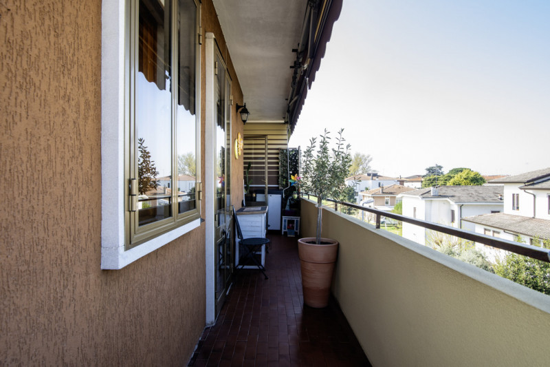 Scopri questo splendido appartamento di oltre 200 mq situato nell'incantevole zona di Guizza a Pa...