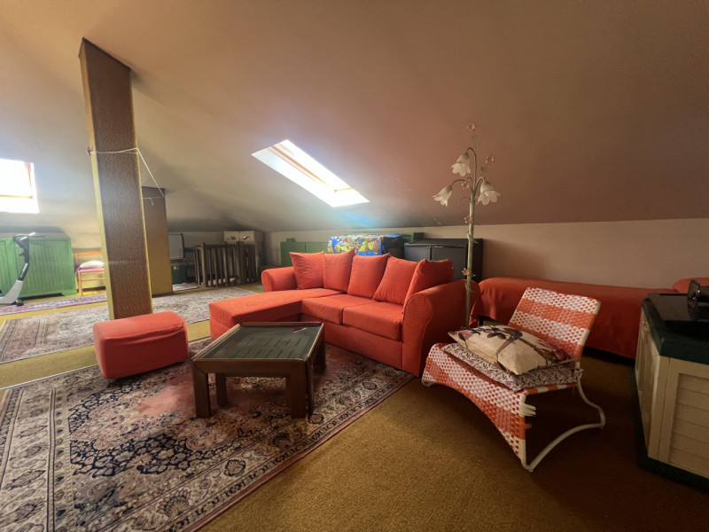 Scopri questo splendido appartamento di oltre 180 mq situato nell'incantevole zona di Guizza a Pa...