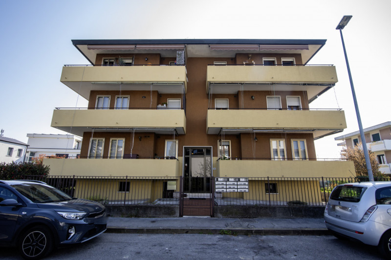 Scopri questo splendido appartamento di oltre 200 mq situato nell'incantevole zona di Guizza a Pa...