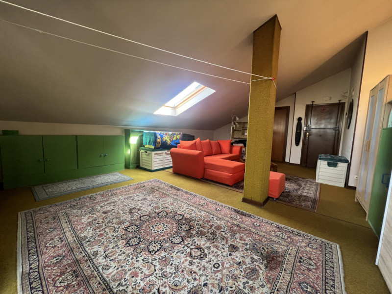 Scopri questo splendido appartamento di oltre 180 mq situato nell'incantevole zona di Guizza a Pa...