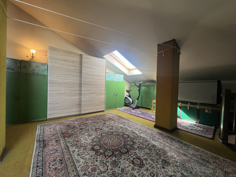 Scopri questo splendido appartamento di oltre 180 mq situato nell'incantevole zona di Guizza a Pa...