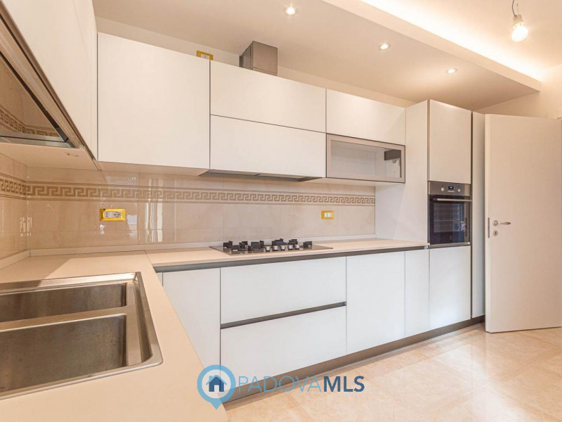 Immobile in esclusiva al Gruppo Padova MLS 

Nel cuore di Abano Terme, in via Previtali, proponia...