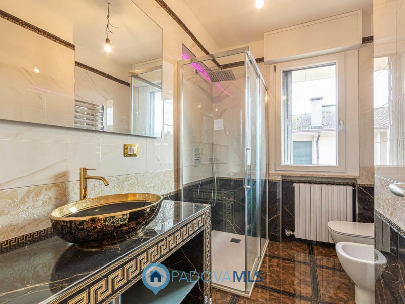 Immobile in esclusiva al Gruppo Padova MLS 

Nel cuore di Abano Terme, in via Previtali, proponia...