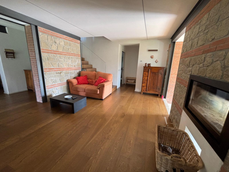 Proponiamo in affitto per i mesi del periodo estivo (Maggio - Ottobre) una splendida villa modern...