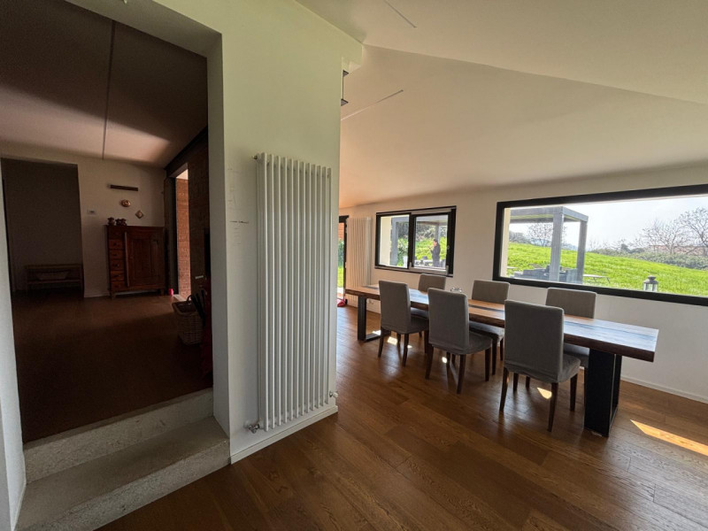 Proponiamo in affitto per i mesi del periodo estivo (Maggio - Ottobre) una splendida villa modern...