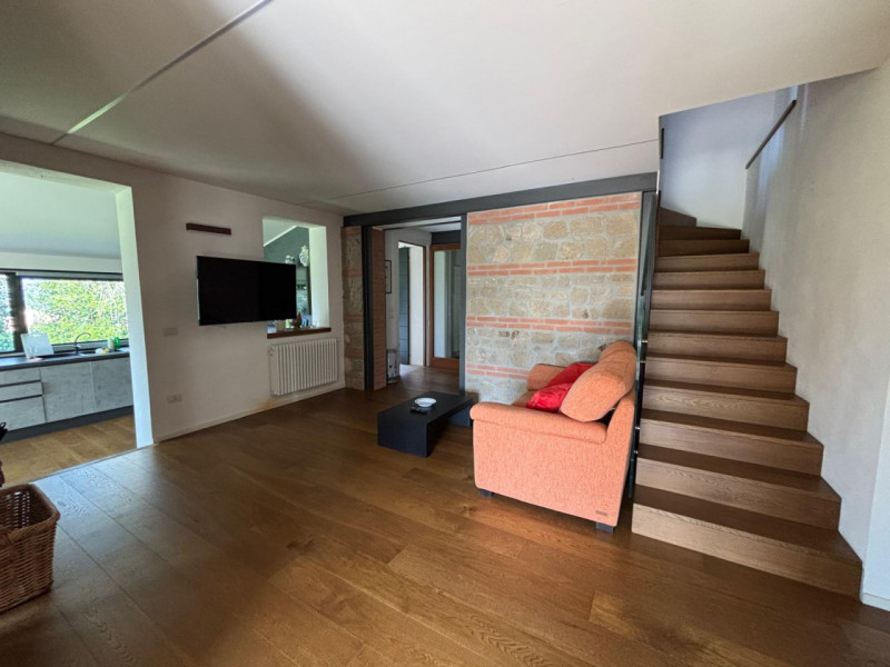 Proponiamo in affitto per i mesi del periodo estivo (Maggio - Ottobre) una splendida villa modern...