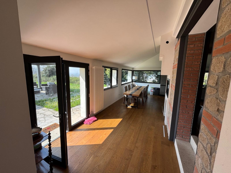 Proponiamo in affitto per i mesi del periodo estivo (Maggio - Ottobre) una splendida villa modern...