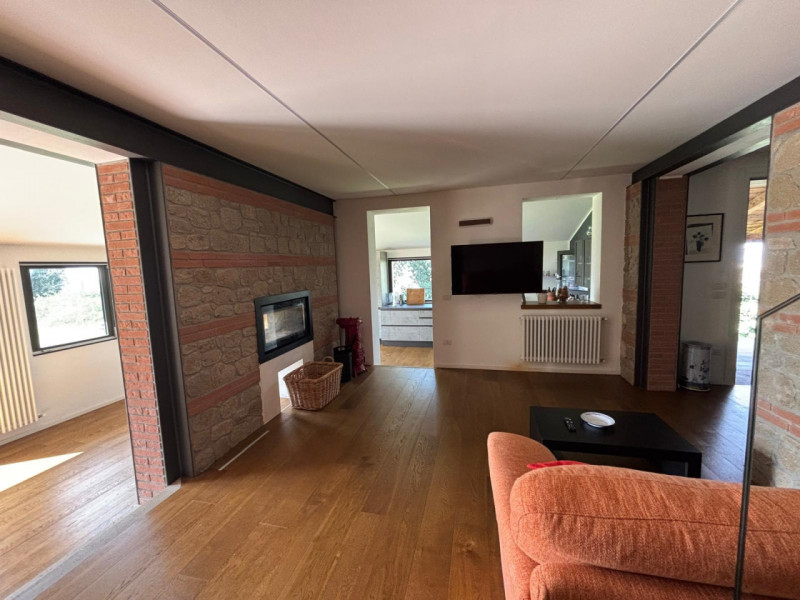 Proponiamo in affitto per i mesi del periodo estivo (Maggio - Ottobre) una splendida villa modern...