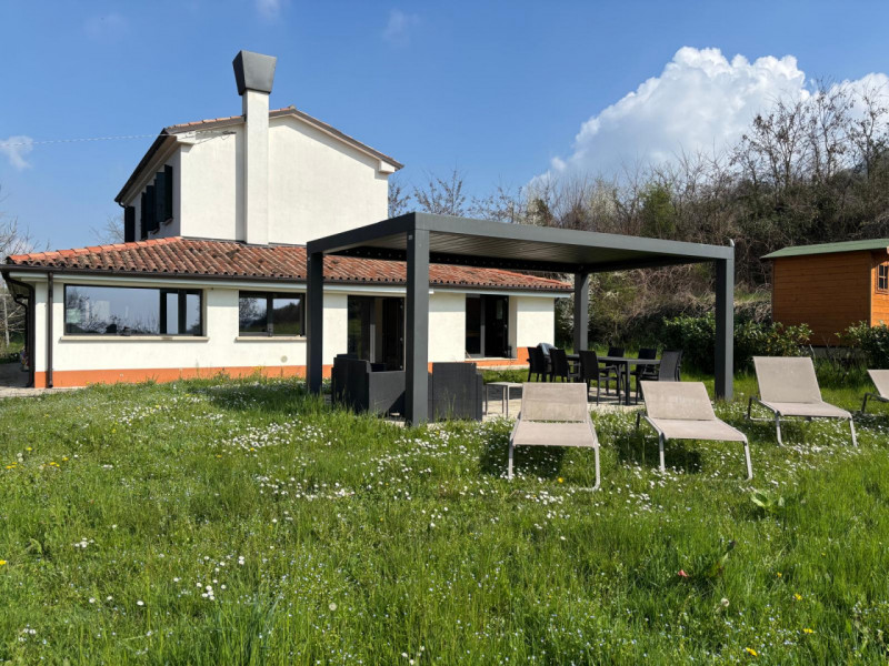 Proponiamo in affitto per i mesi del periodo estivo (Maggio - Ottobre) una splendida villa modern...