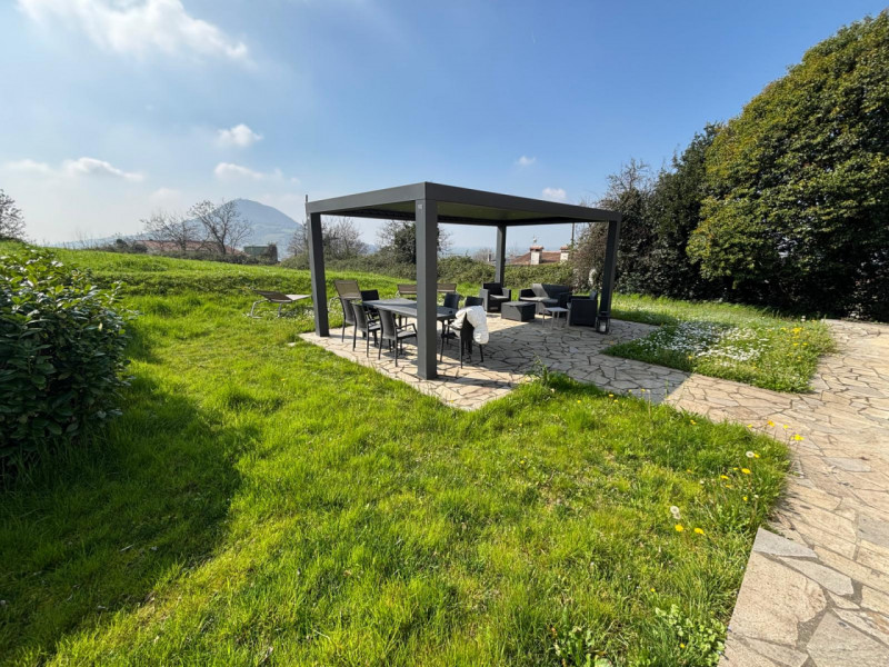 Proponiamo in affitto per i mesi del periodo estivo (Maggio - Ottobre) una splendida villa modern...