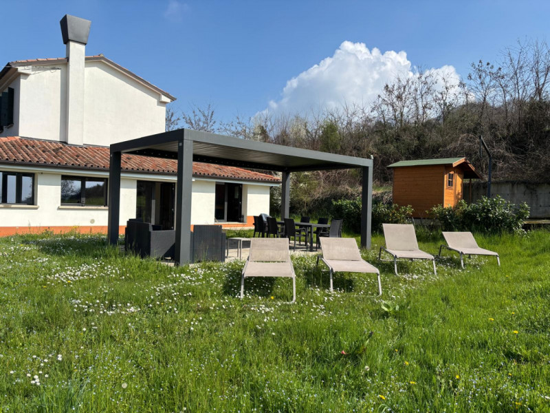 Proponiamo in affitto per i mesi del periodo estivo (Maggio - Ottobre) una splendida villa modern...