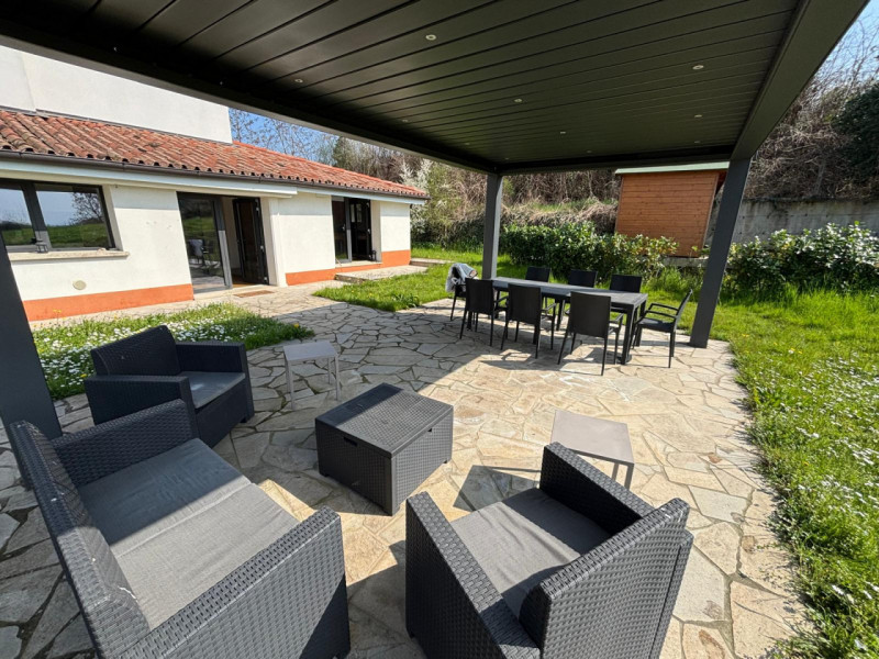 Proponiamo in affitto per i mesi del periodo estivo (Maggio - Ottobre) una splendida villa modern...