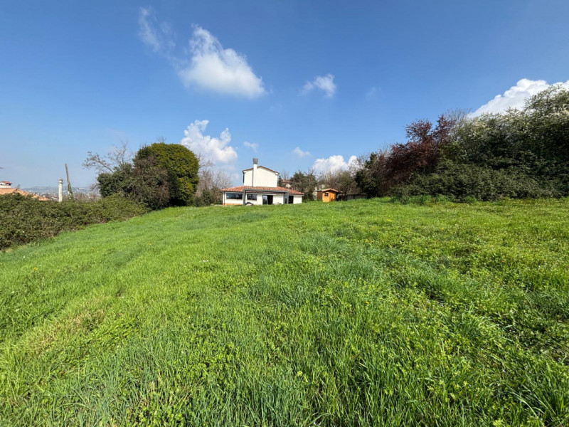 Proponiamo in affitto per i mesi del periodo estivo (Maggio - Ottobre) una splendida villa modern...