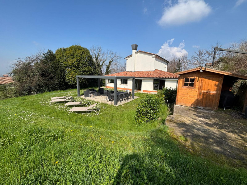 Proponiamo in affitto per i mesi del periodo estivo (Maggio - Ottobre) una splendida villa modern...