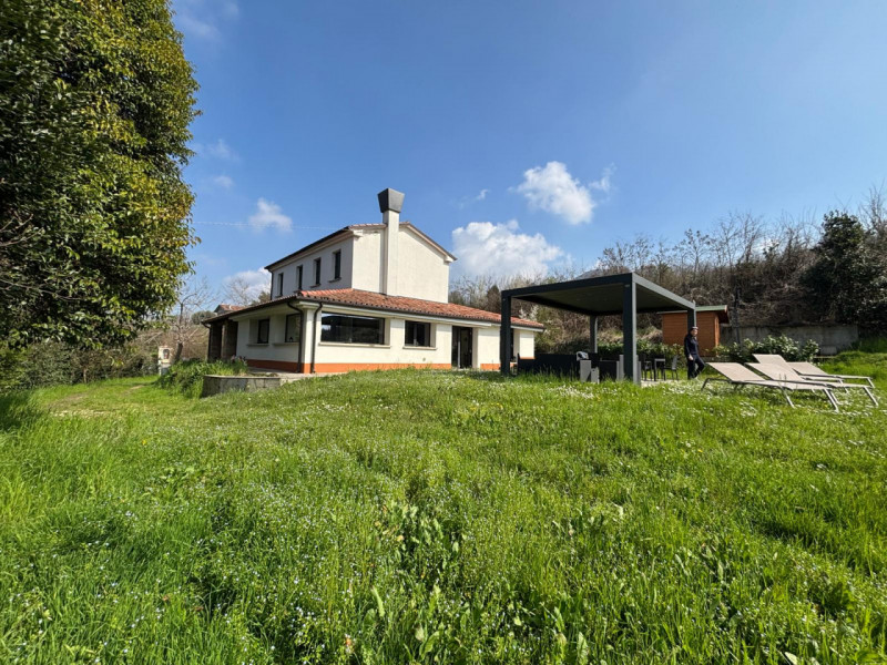 Proponiamo in affitto per i mesi del periodo estivo (Maggio - Ottobre) una splendida villa modern...