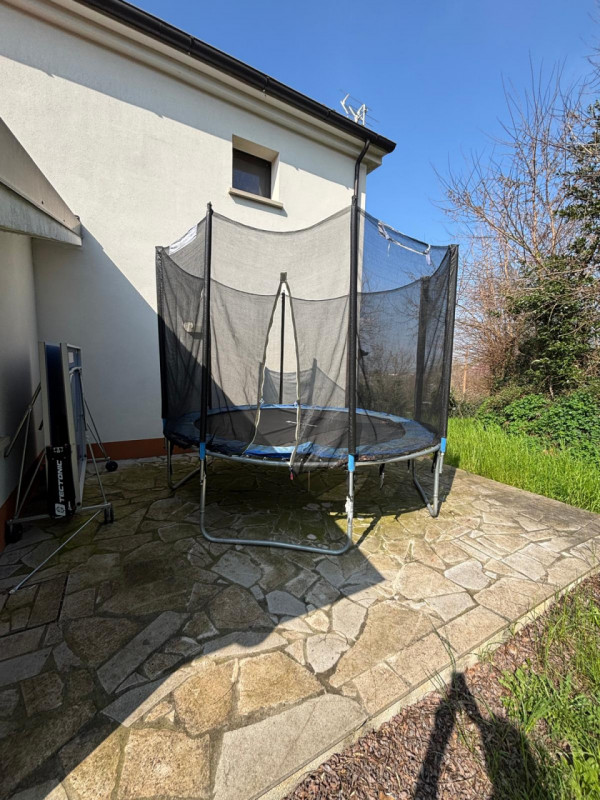 Proponiamo in affitto per i mesi del periodo estivo (Maggio - Ottobre) una splendida villa modern...