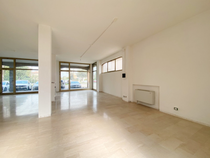 (Per INFO Mara 3481536890) In posizione centralissima, a San Biagio di Callalta lungo la strada p...