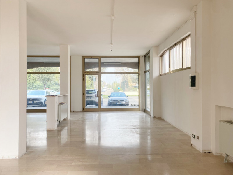 (Per INFO Mara 3481536890) In posizione centralissima, a San Biagio di Callalta lungo la strada p...