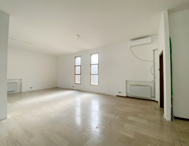 (Per INFO Mara 3481536890) In posizione centralissima, a San Biagio di Callalta lungo la strada p...