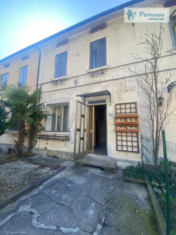 Proponiamo in vendita una casa a schiera centrale situata nel rinomato quartiere Rossi, uno dei p...