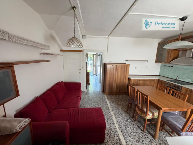 Proponiamo in vendita una casa a schiera centrale situata nel rinomato quartiere Rossi, uno dei p...