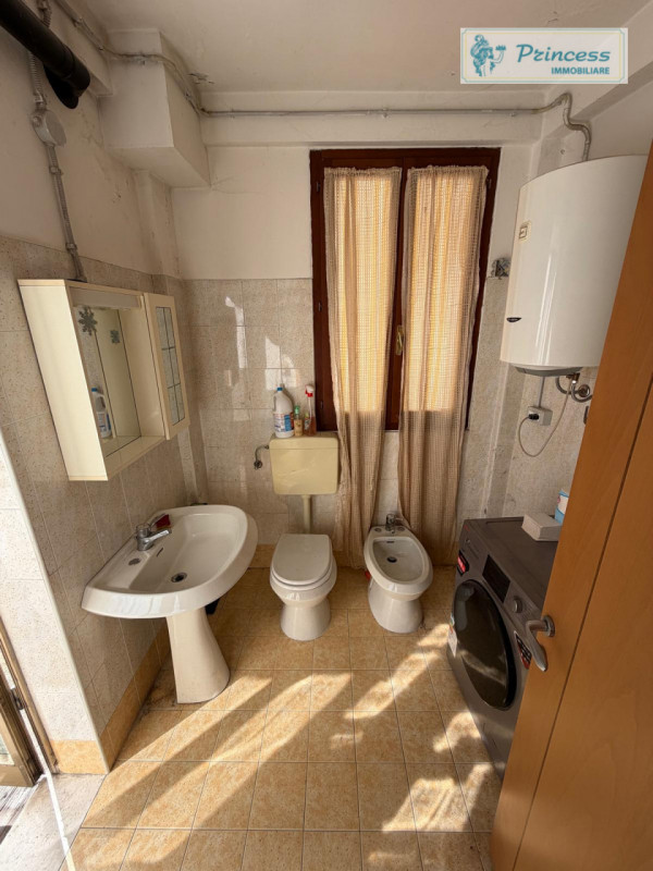 Proponiamo in vendita una casa a schiera centrale situata nel rinomato quartiere Rossi, uno dei p...