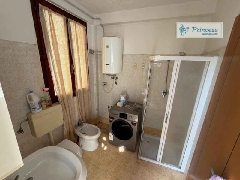 Proponiamo in vendita una casa a schiera centrale situata nel rinomato quartiere Rossi, uno dei p...