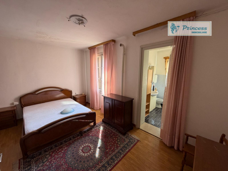 Proponiamo in vendita una casa a schiera centrale situata nel rinomato quartiere Rossi, uno dei p...