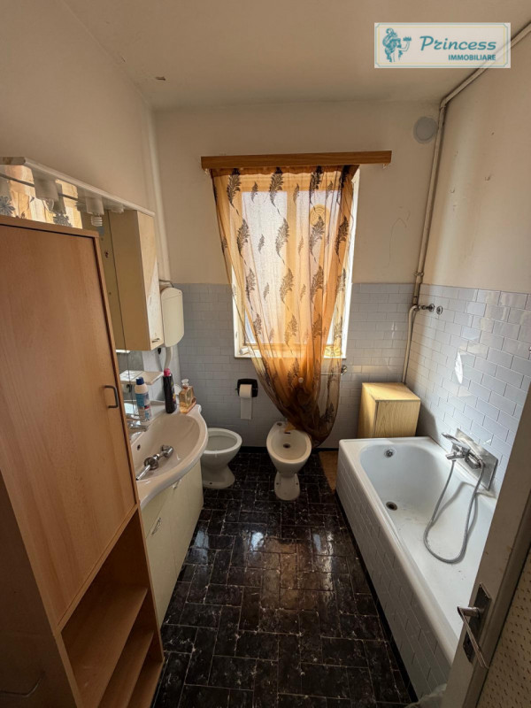 Proponiamo in vendita una casa a schiera centrale situata nel rinomato quartiere Rossi, uno dei p...