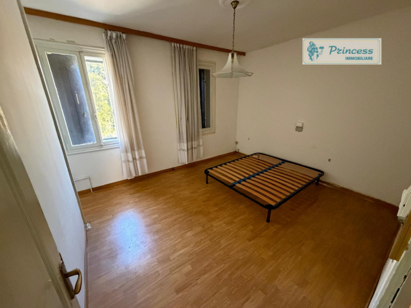 Proponiamo in vendita una casa a schiera centrale situata nel rinomato quartiere Rossi, uno dei p...