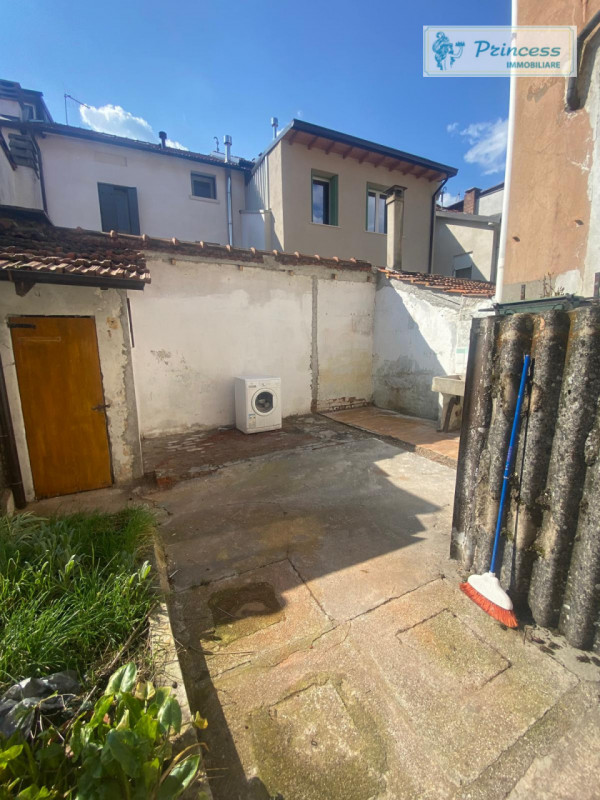 Proponiamo in vendita una casa a schiera centrale situata nel rinomato quartiere Rossi, uno dei p...