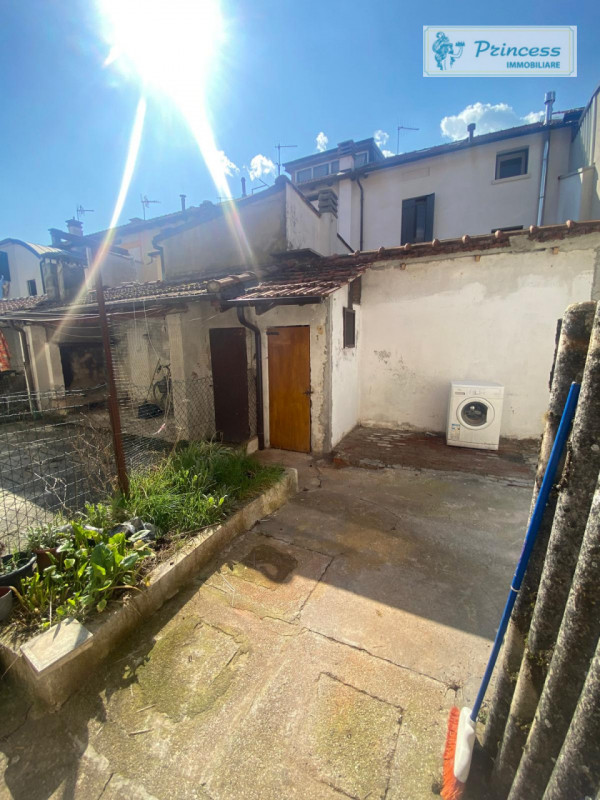 Proponiamo in vendita una casa a schiera centrale situata nel rinomato quartiere Rossi, uno dei p...