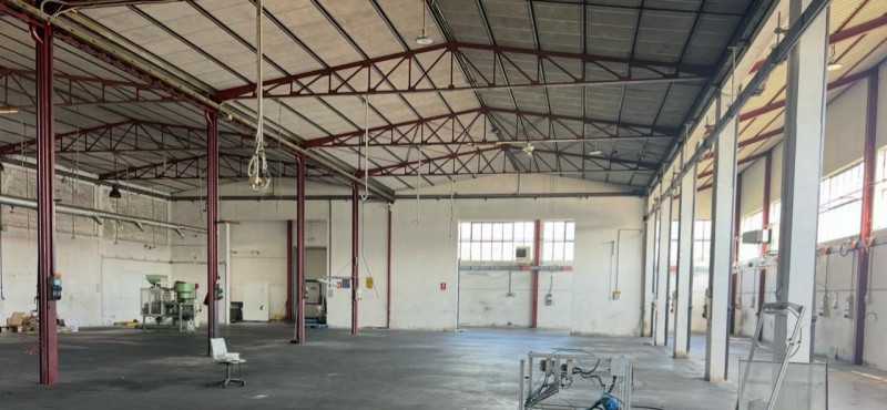 Proponiamo in locazione capannone in zona Monselice, vicino al centro commerciale Airone, di circ...