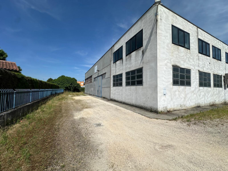 Proponiamo in locazione capannone in zona Monselice, vicino al centro commerciale Airone, di circ...