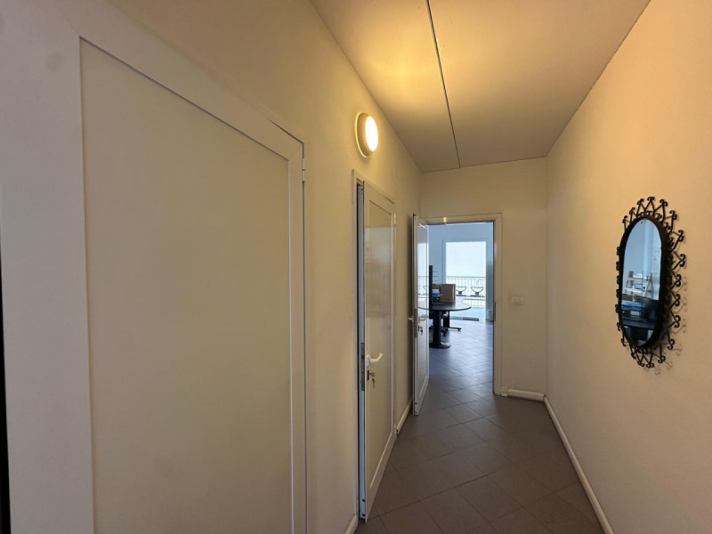 Proponiamo in locazione capannone in zona Monselice, vicino al centro commerciale Airone, di circ...