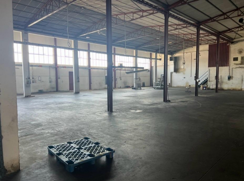 Proponiamo in locazione capannone in zona Monselice, vicino al centro commerciale Airone, di circ...