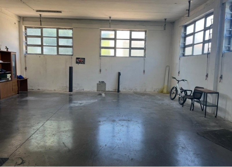 Proponiamo in locazione capannone in zona Monselice, vicino al centro commerciale Airone, di circ...