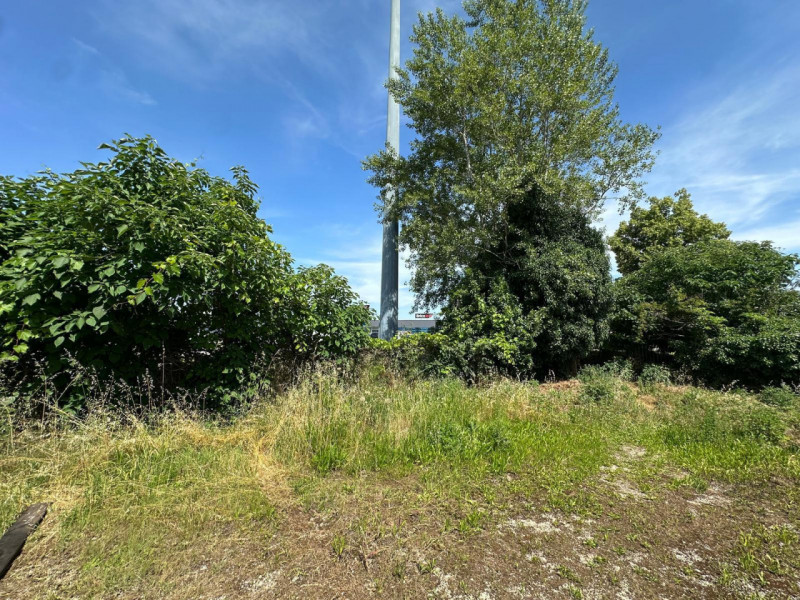 Proponiamo in locazione capannone in zona Monselice, vicino al centro commerciale Airone, di circ...