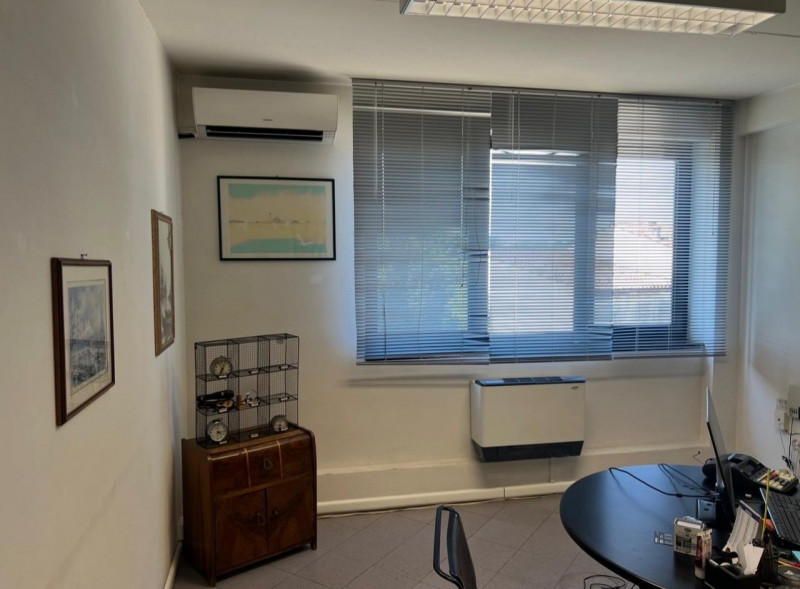 Proponiamo in locazione capannone in zona Monselice, vicino al centro commerciale Airone, di circ...